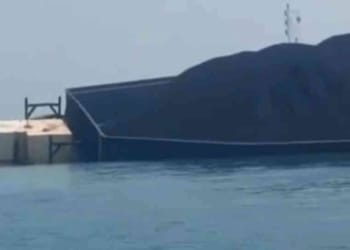Tongkang batu bara terdampar di perairan Jepara menjadi sorotan setelah KAWALI mendesak investigasi gabungan.