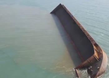 Tongkang BG Santoso 6 di perairan Mororejo Jepara dengan muatan batu bara yang tumpah ke laut.