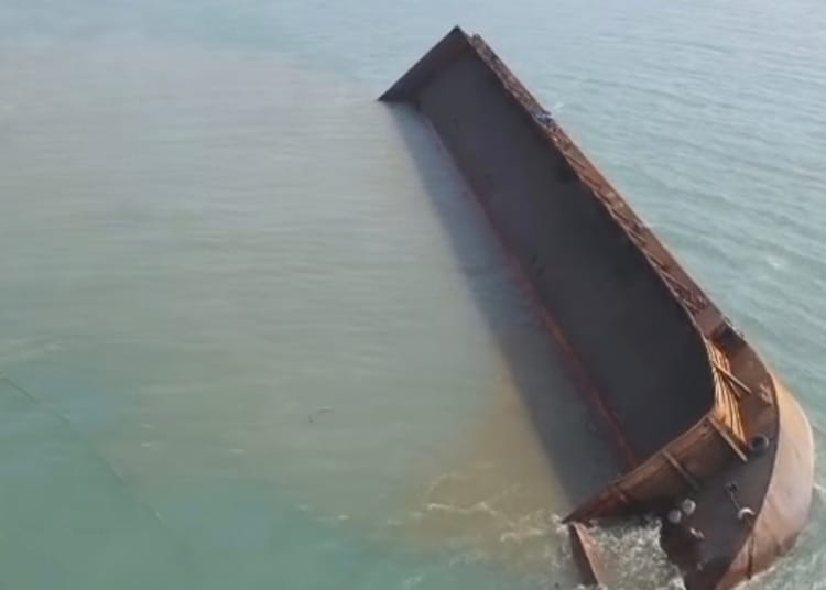 Tongkang BG Santoso 6 di perairan Mororejo Jepara dengan muatan batu bara yang tumpah ke laut.