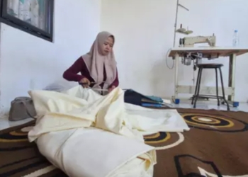 Luluk Ilhana, janda dua anak asal Jepara yang bangkit setelah di-PHK akibat tertidur sesaat saat bekerja sif malam.