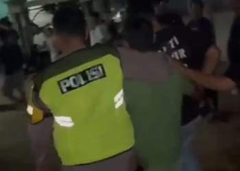 Polisi bersama korban, pelaku, dan perangkat desa saat mediasi kasus pencurian burung dara di Welahan, Jepara.