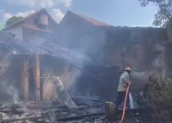 Rumah warga di Batealit Jepara terbakar diduga akibat pembakaran sampah, Damkar Jepara melakukan proses pemadaman.