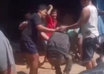 Korban bersama warga mengamankan terduga pelaku pencurian gerinda di Desa Karanggondang, Mlonggo, Jepara.