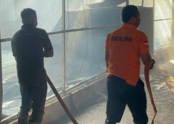 Petugas Damkar Jepara memadamkan kebakaran gudang di Desa Senenan, Kecamatan Tahunan, Jumat 24 Juli 2026.