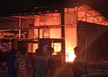 Petugas Damkar Jepara memadamkan kebakaran kios mie ayam akibat kebocoran tabung gas di Desa Bondo, Kecamatan Bangsri, Jumat (24/7/2026).