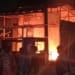 Petugas Damkar Jepara memadamkan kebakaran kios mie ayam akibat kebocoran tabung gas di Desa Bondo, Kecamatan Bangsri, Jumat (24/7/2026).