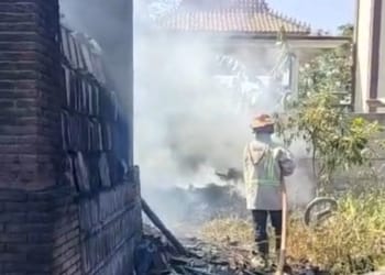 Kebakaran tungku pembakaran genteng di Mayong Lor Jepara berhasil dipadamkan petugas Damkar.