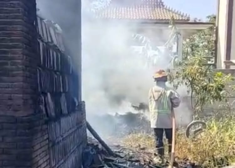 Kebakaran tungku pembakaran genteng di Mayong Lor Jepara berhasil dipadamkan petugas Damkar.