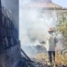 Kebakaran tungku pembakaran genteng di Mayong Lor Jepara berhasil dipadamkan petugas Damkar.