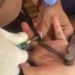 Petugas Damkar Jepara melepaskan cincin yang menjepit jari seorang wanita di Desa Slagi, Pakisaji, menggunakan mesin gerinda potong.