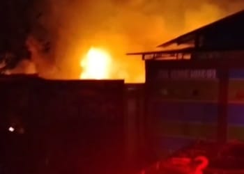 Jepara terbakar, petugas Damkar memadamkan kebakaran gudang meubel di Desa Suwawal Barat, Kecamatan Mlonggo, Senin (27/7/2026).