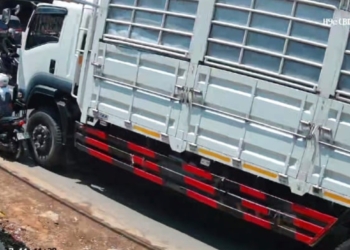Kecelakaan maut di Jalan Jepara–Bangsri Desa Kuwasen melibatkan truk Isuzu Tronton dan Honda Beat yang menewaskan seorang pengendara.
