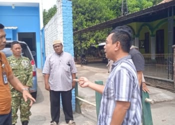 Warga mendatangi SPPG 3 Bawu Jepara menuntut penghentian sementara operasional akibat dugaan pencemaran limbah.