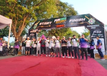 Ratusan peserta mengikuti Gowes Sultan 2026 dalam rangka HUT ke-37 RSI Sultan Hadlirin Jepara di Pantai Kartini, Minggu 2 Agustus 2026.