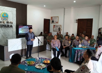 Ketua DPRD Jepara Agus Sutisna menyambut Taruna Akpol Semarang dalam kegiatan Bhakti Taruna di Sekolah Rakyat Kabupaten Jepara.