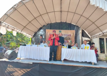 Petinggi Desa Bringin Sumardi membuka Festival Karnaval Seni Budaya Sedekah Bumi Desa Bringin, Kecamatan Batealit, Jepara, Minggu 2 Agustus 2026.