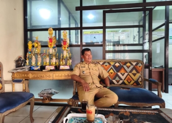 Petinggi Desa Tahunan H. Muhadi memberikan keterangan kepada jurnalis Metro8.news terkait penutupan Homestay FN 18 di Jepara setelah penggerebekan warga dan polisi.