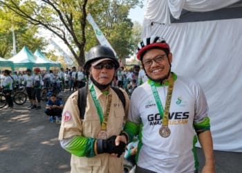 Abdullah Nafi (64) Peserta Gowes asal Tuban Jawa Timur berjabat tangan dengan Plt. Direktur RSI Sultan Hadlirin dr. Singgih Setyono, M.Kes., MMR