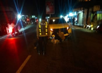 Petugas kepolisian melakukan olah TKP kecelakaan Mitsubishi Pajero dan Toyota Innova di Jalan Raya Mlonggo–Jepara dekat Jembatan Sinanggul, Kecamatan Mlonggo, Jepara.