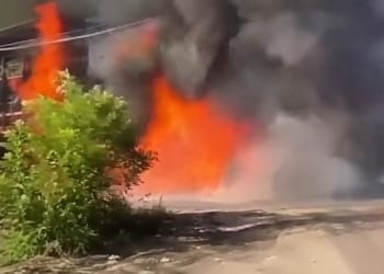 Mobil pikap New Carry terbakar usai menabrak truk di Jalan Tayu-Jepara, Pati