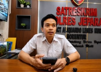 Kasat Reskrim Polres Jepara AKP Andika saat memberikan keterangan terkait pencurian di SD Kuwasen Jepara