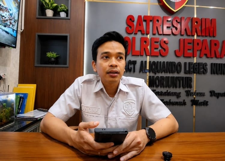 Kasat Reskrim Polres Jepara AKP Andika saat memberikan keterangan terkait pencurian di SD Kuwasen Jepara