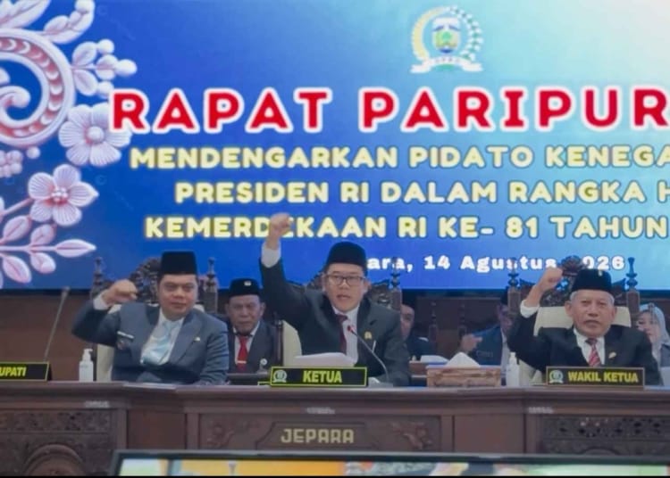 Agus Sutisna Ketua DPRD Jepara memimpin rapat paripurna mendengarkan pidato kenegaraan Presiden 2026