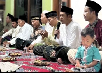 Ketua DPRD Jepara Agus Sutisna makan bersama warga saat malam tirakatan HUT ke-81 RI di Desa Bantrung