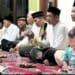 Ketua DPRD Jepara Agus Sutisna makan bersama warga saat malam tirakatan HUT ke-81 RI di Desa Bantrung