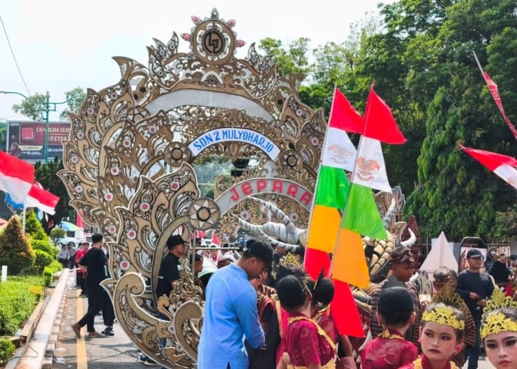 Kirab Budaya Merah Putih Jepara 2026 tak hanya meriah, tetapi juga membawa berkah bagi pedagang kecil. Es krim 8 liter nyaris ludes diserbu pembeli.