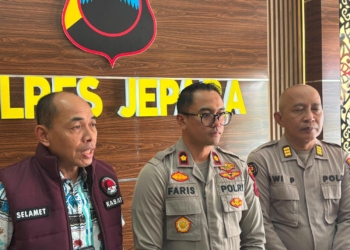 Polisi menunjukkan barang bukti sabu hasil pengungkapan kasus narkotika di Jepara