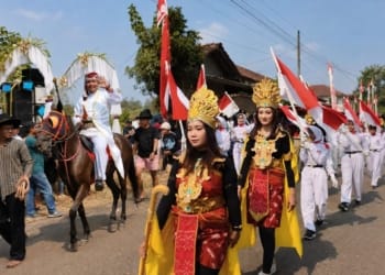Karnaval HUT RI ke-81 Desa Ngetuk Jepara dengan peserta berkostum tradisional dan kuda