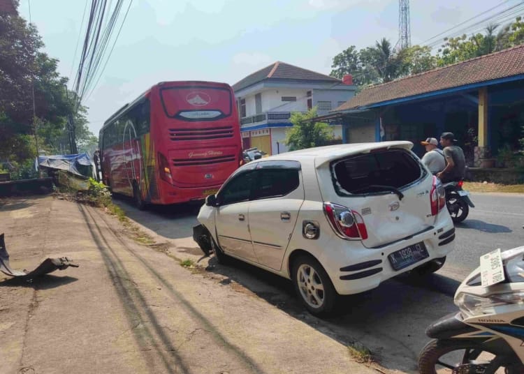 Kecelakaan Bus Hino dan Daihatsu Ayla di Bangsri Jepara