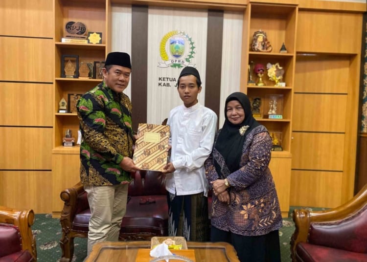 Ketua DPRD Jepara Agus Sutisna memberikan dukungan kepada M. Hafidz Mafatihul Ghoibi, pelajar asal Desa Dongos yang akan melanjutkan studi Syariah Islamiyah ke Kairo, Mesir.