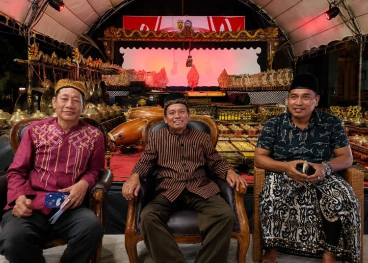 Sedekah Bumi Bakalan Jepara dengan wayangan Semar Bangun Deso