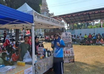 Ribuan warga mengikuti senam massal dan jalan sehat pada pencanangan HUT ke-81 RI di Batealit, Jepara.