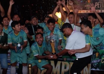 Anggota DPRD Jepara Muhammad Harisman Fauzan menyerahkan trofi kepada Tahunan FC juara Petinggi Cup 2 Karanggondang