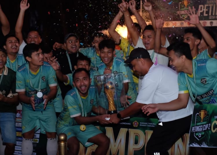 Anggota DPRD Jepara Muhammad Harisman Fauzan menyerahkan trofi kepada Tahunan FC juara Petinggi Cup 2 Karanggondang