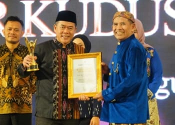 Ketua DPRD Jepara Agus Sutisna menerima Radar Kudus Award 2026 sebagai Tokoh Legislatif Penggerak Kepedulian Sosial dan Kesejahteraan Masyarakat