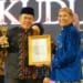 Ketua DPRD Jepara Agus Sutisna menerima Radar Kudus Award 2026 sebagai Tokoh Legislatif Penggerak Kepedulian Sosial dan Kesejahteraan Masyarakat