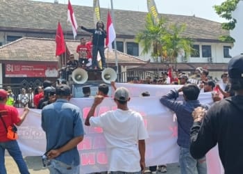 Aji Cakra menyampaikan aspirasi di depan DPRD Jepara