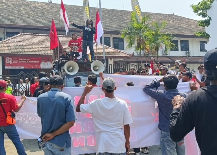 Aji Cakra menyampaikan aspirasi di depan DPRD Jepara