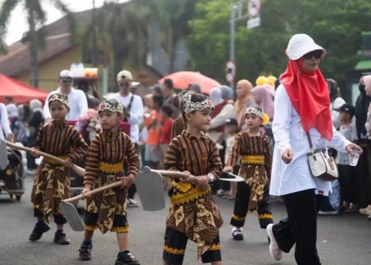 TK Muslimat NU Demaan meraih Juara I Kirab Budaya Jepara dengan tema Perang Obor Tegalsambi