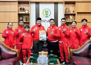 Ketua DPRD Jepara Agus Sutisna menyerahkan uang pembinaan kepada kontingen FORKI Jepara yang akan berlaga di Thailand Open Karate Championship