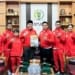 Ketua DPRD Jepara Agus Sutisna menyerahkan uang pembinaan kepada kontingen FORKI Jepara yang akan berlaga di Thailand Open Karate Championship