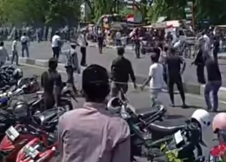 Bentrokan massa dan polisi saat peringatan Hari Damai Aceh di Banda Aceh, Sabtu 15 Agustus 2026