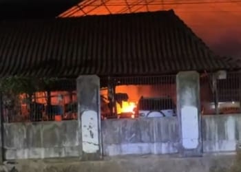 Gudang mebel terbakar di Desa Ngabul Kecamatan Tahunan Jepara, petugas Damkar memadamkan kobaran api.