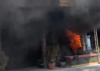 Trafo PLN terbakar di Jalan Pemuda Jepara, Damkar padamkan api dengan cepat pada Sabtu 1 Agustus 2026.