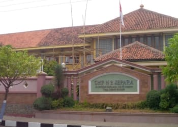 Petugas Dinas Kesehatan Jepara melakukan investigasi dugaan keracunan MBG di SMPN 2 Jepara yang mengakibatkan 123 siswa dan guru mengalami gangguan pencernaan.