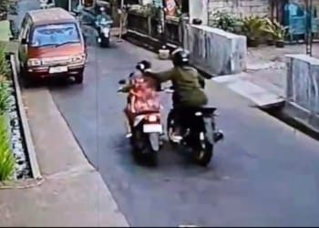 Aksi dugaan percobaan jambret di depan MTs Nurul Islam Kriyan Jepara terekam CCTV
